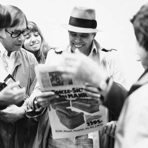 Dietmar Schneider, Joseph Beuys mit Willi Bongard und andere bei der Pressekonferenz zur Ausstellung „ART: Museum des Geldes. Über die seltsame Natur des Geldes in Kunst, Wissenschaft und Leben“, Kunsthalle Düsseldorf, Schwarzweißfotografie, 17.11.1978, Foto: © Dietmar Schneider