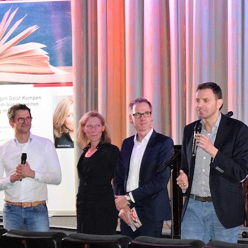 Herzlich willkommen: In den Kempener Lichtspielen begrüßen das Publikum zum Leseabend mit eingebauten Talk-Einlagen Hospital-Geschäftsführer Thomas Paßers, Moderator Axel Küppers, Vorleserin Susanne Stangl und Kardiologie-Chefarzt Dr. Dragan Radosavac. Foto: Luca Küppers