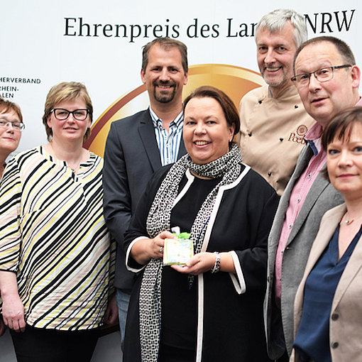 NRW-Ministerin Ursula Heinen-Esser (M.) gratuliert den ausgezeichneten Kempener Handwerksbetrieben mit (von links) Inge Gerlach, Margarethe Poeth, Andreas Amberg, Heinrich Poeth, Klaus Gerlach und Katja Amberg. Fotos: Axel Küppers