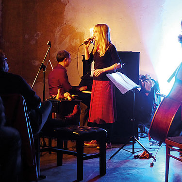 Das Jazzduo BORBOLETAS alias Pascal Schweren und Imke Johanne Spöring präsentierten, gemeinsam mit Bassist und Tubist Alex Morsey, ihr Debutalbum „Nachtpoesie“im Lokal Harmonie.