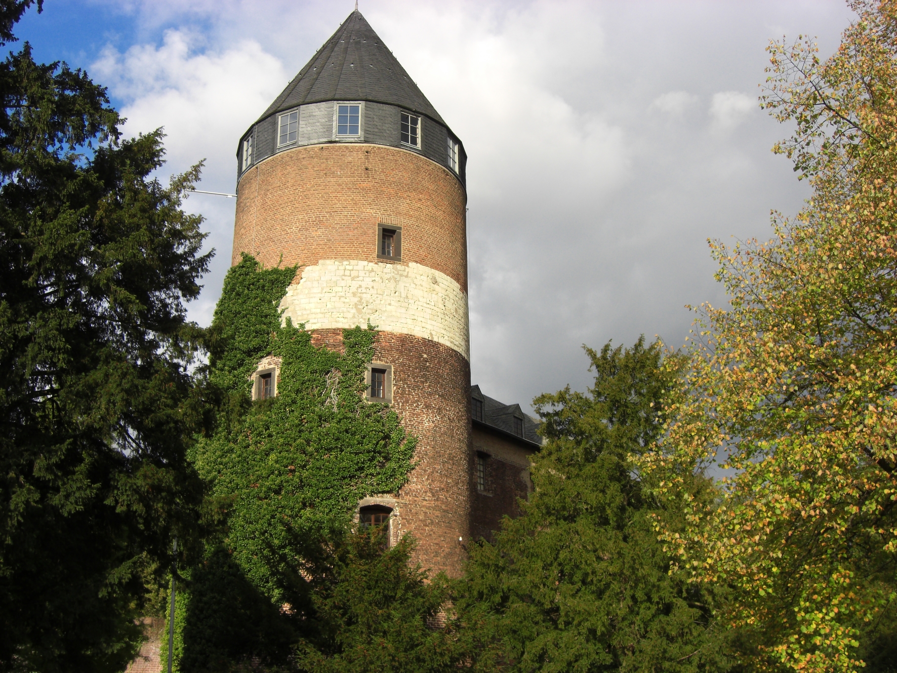 Auch an der Burg Brüggen führt die "Radroute des Monats" im Mai vorbei. Foto: Kreis Viersen