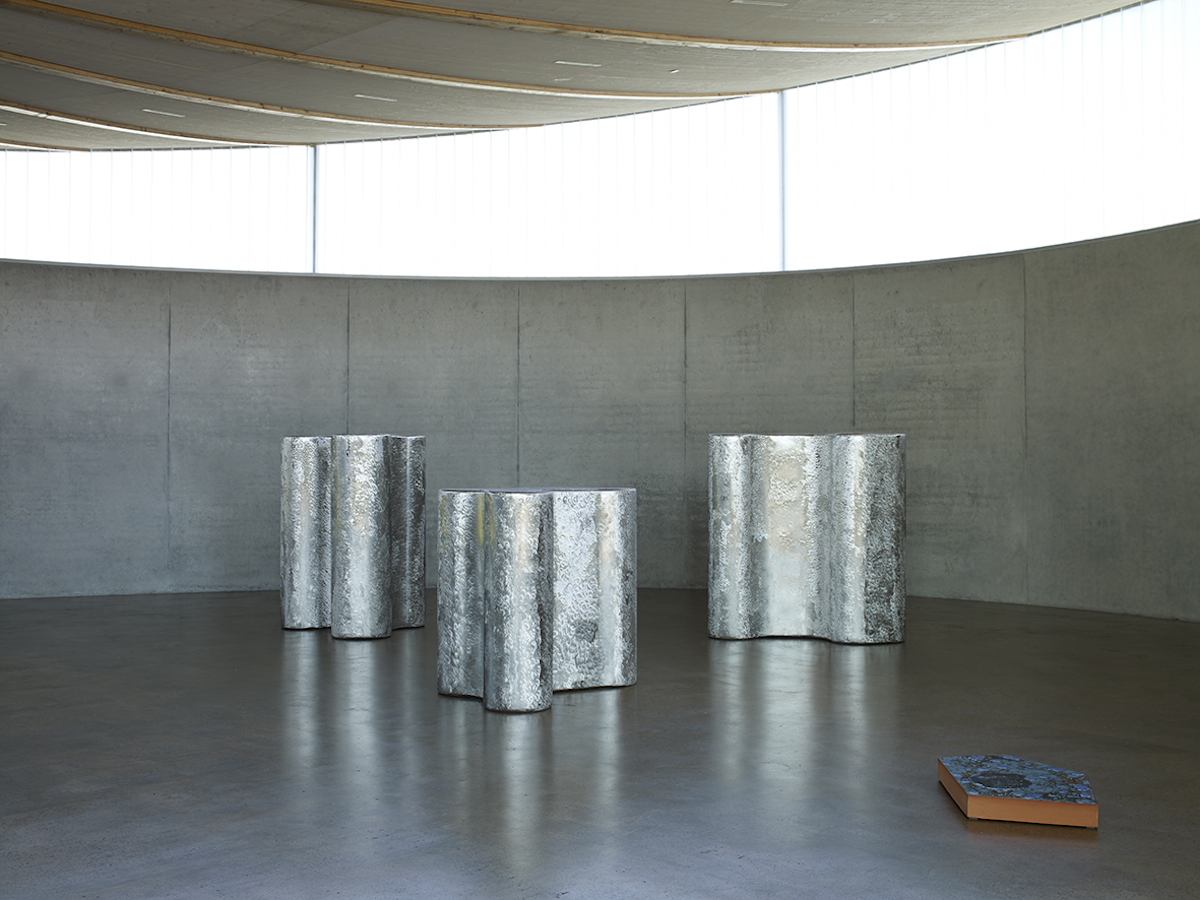 Richard Deacon  Austellungsansicht Skulpturenhalle, 2016  Foto: Nic Tenwiggenhorn, © VG Bild-Kunst, Bonn 2016