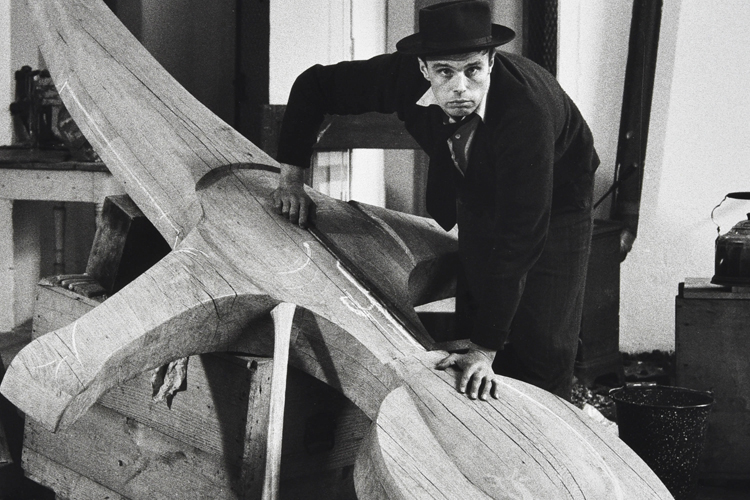 Joseph Beuys in seinem Atelier im Kurhaus in Kleve, ueber das Kreuz des Buedericher Ehrenmals gebeugt_1959 © Museum_Kurhaus Kleve_Nachlass_Fritz_Getlinger_Kleve © Photographie-Fritz Getlinger©VG Bild-Kunst_Bonn 2016 für Joseph Beuys.jpg