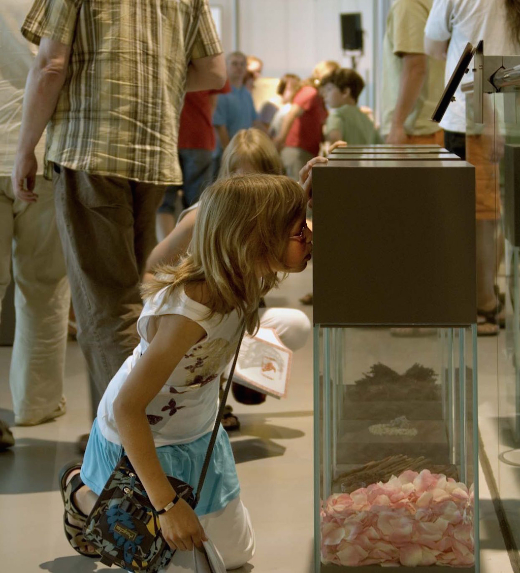 Mit der Nase auf Entdeckungstour – Gerüche der Antike im LVR-RömerMuseum. Foto: Axel Thünker DGPh