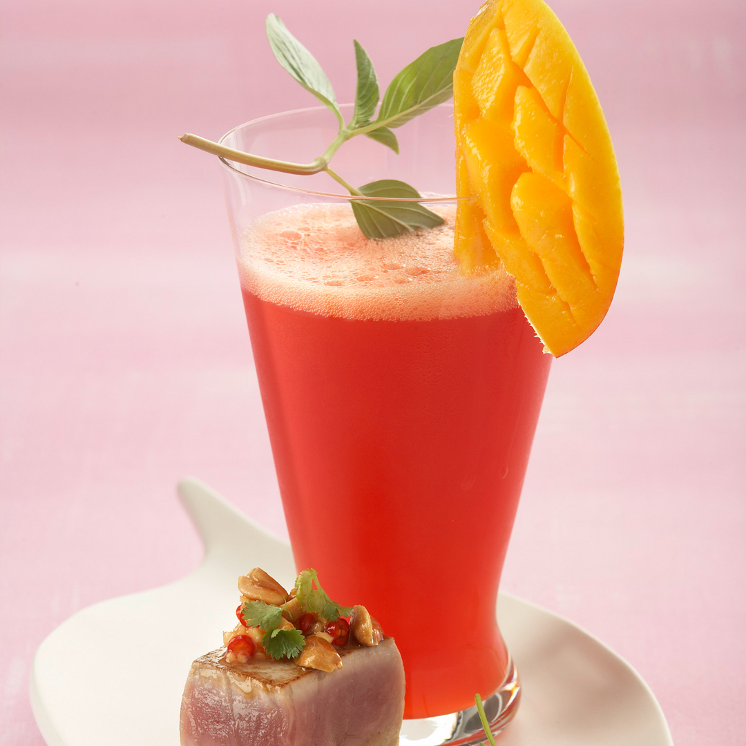 Cocktail Basilikum-Orangen-Fizz mit Thunfisch-Gurken-Canapée