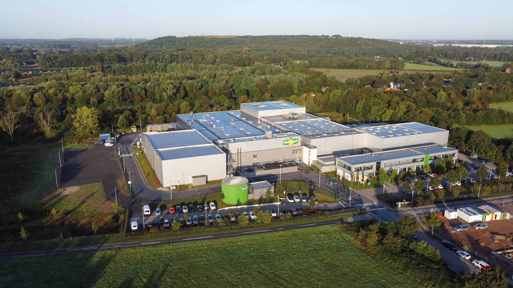 Ornua Deutschland GmbH: Im hochmodernen Produktions- und Verwaltungsstandort in Neukirchen-Vluyn werden neben dem Originalprodukt, verschiedene Butterspezialitäten und andere irische Molkereiprodukte, wie Käse, in Deutschland vertrieben. Foto: Ornua