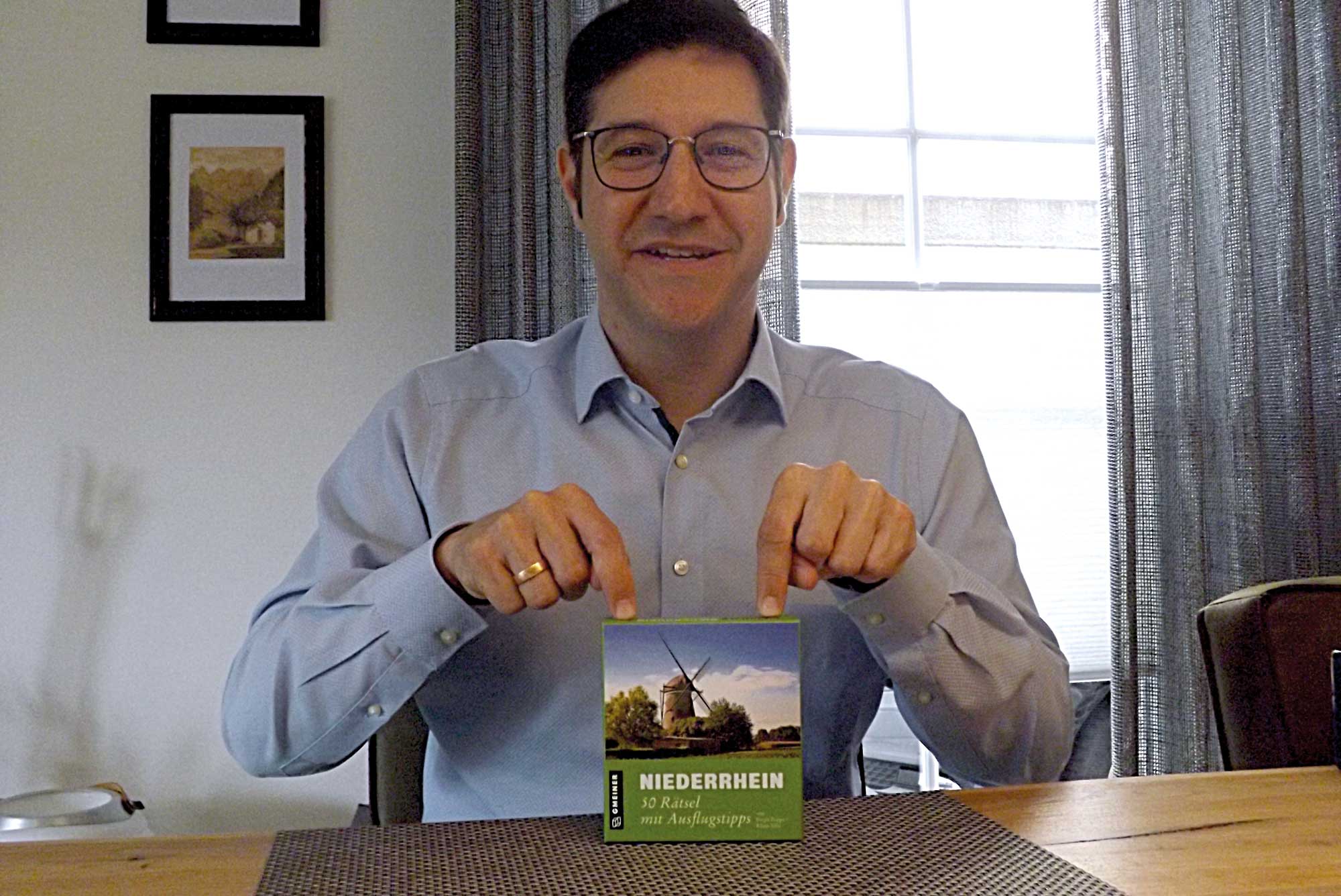 Womit macht man einem passionierten Ratefuchs eine Freude? Richtig, mit einem neuen Ratespiel. Unser Mitbringsel, das jüngst im Gmeiner Verlag erschienene Karten-Quiz „Niederrhein - 50 Rätsel mit Ausflugstipp”, wurde umgehend von Quizgott Sebastian Jacoby getestet. Und tatsächlich hatte er die ein oder ander Nuss zu knacken – mit Erfolg, natürlich.