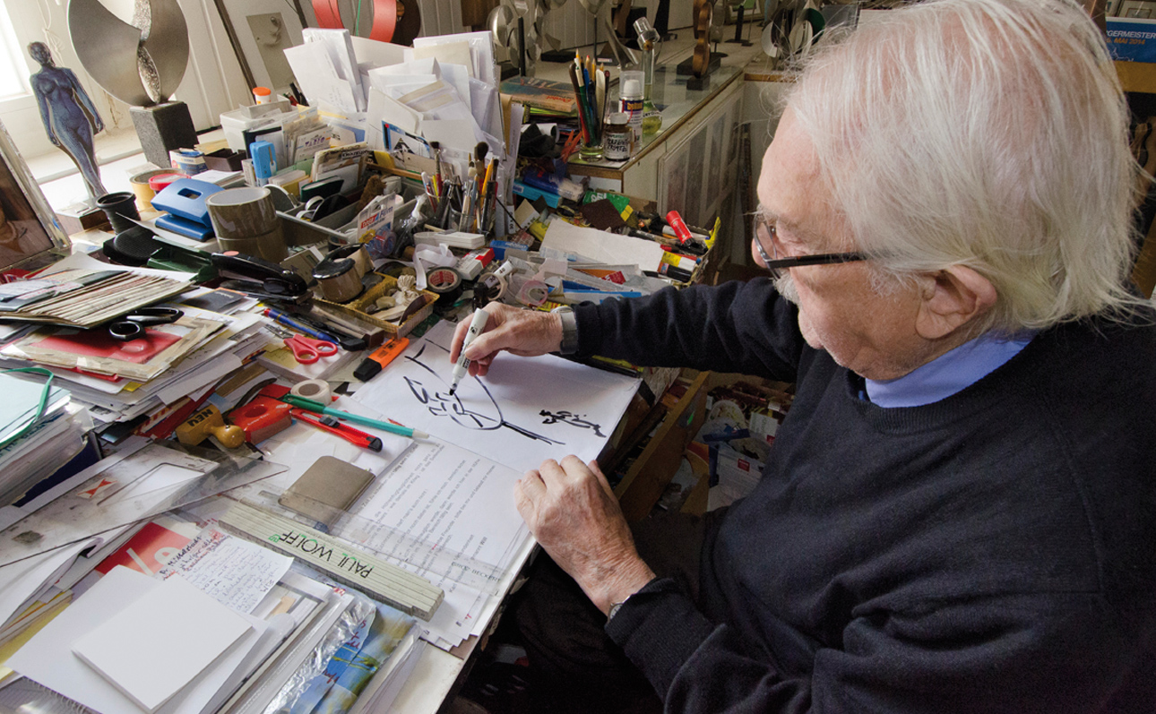 Hier am Schreibtisch entstehen die Entwürfe. Foto: Andreas Salmon