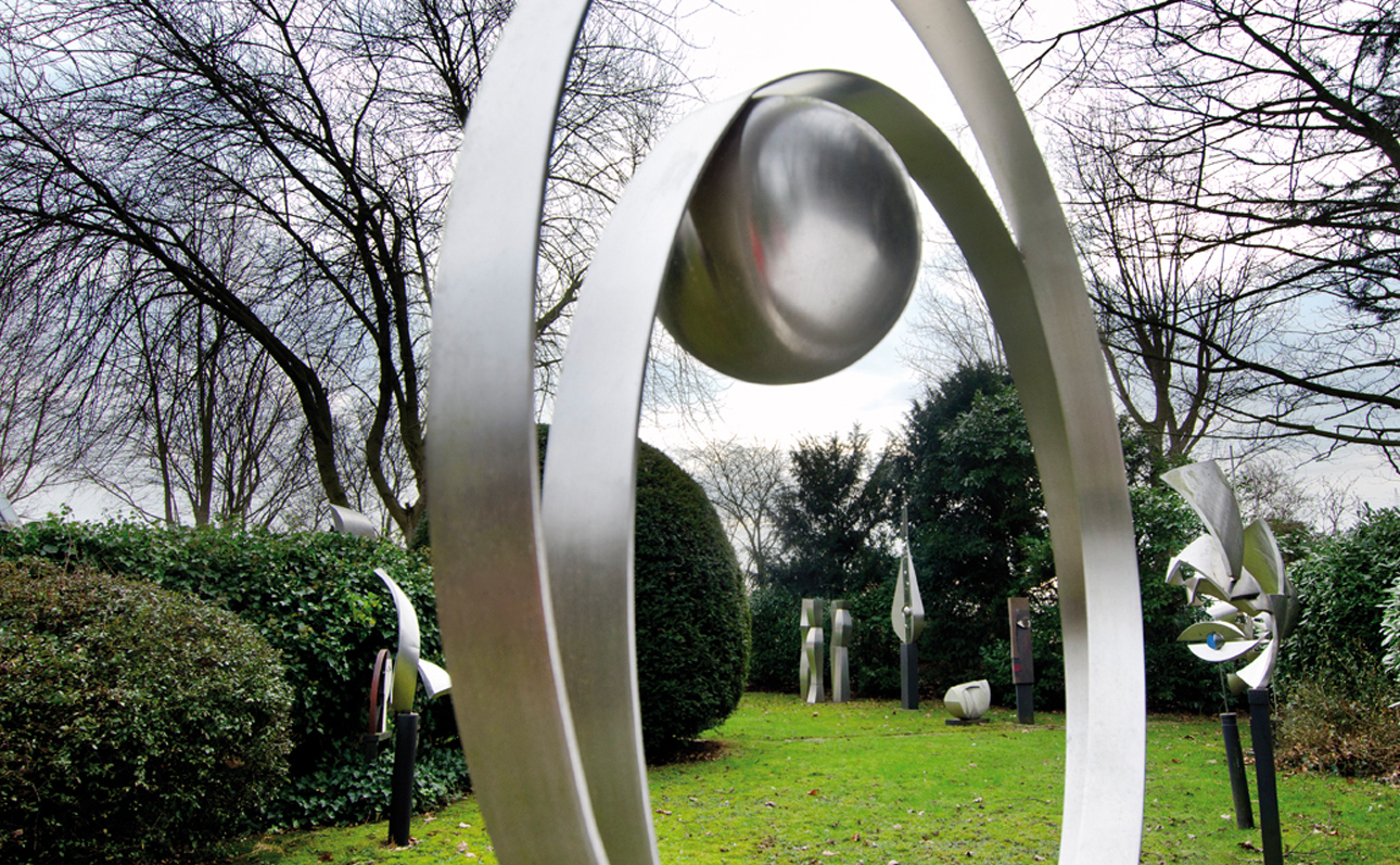 Will Brülls Großplastiken und Skulpturen: Im Werkstoff Edelstahl hat der Bildhauer seine künstlerische Ausdruckskraft gefunden. Foto: Andreas Salmon