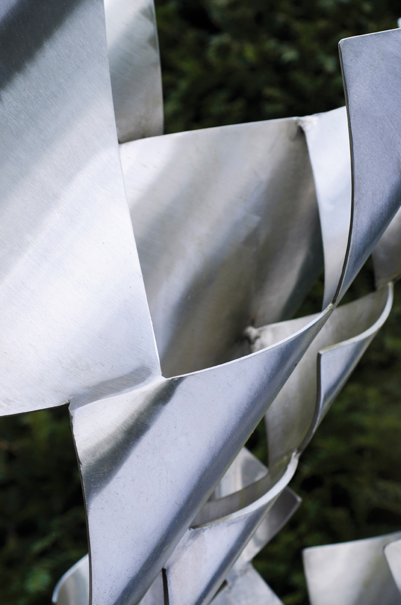 Will Brülls Großplastiken und Skulpturen: Im Werkstoff Edelstahl hat der Bildhauer seine künstlerische Ausdruckskraft gefunden. Foto: Andreas Salmon