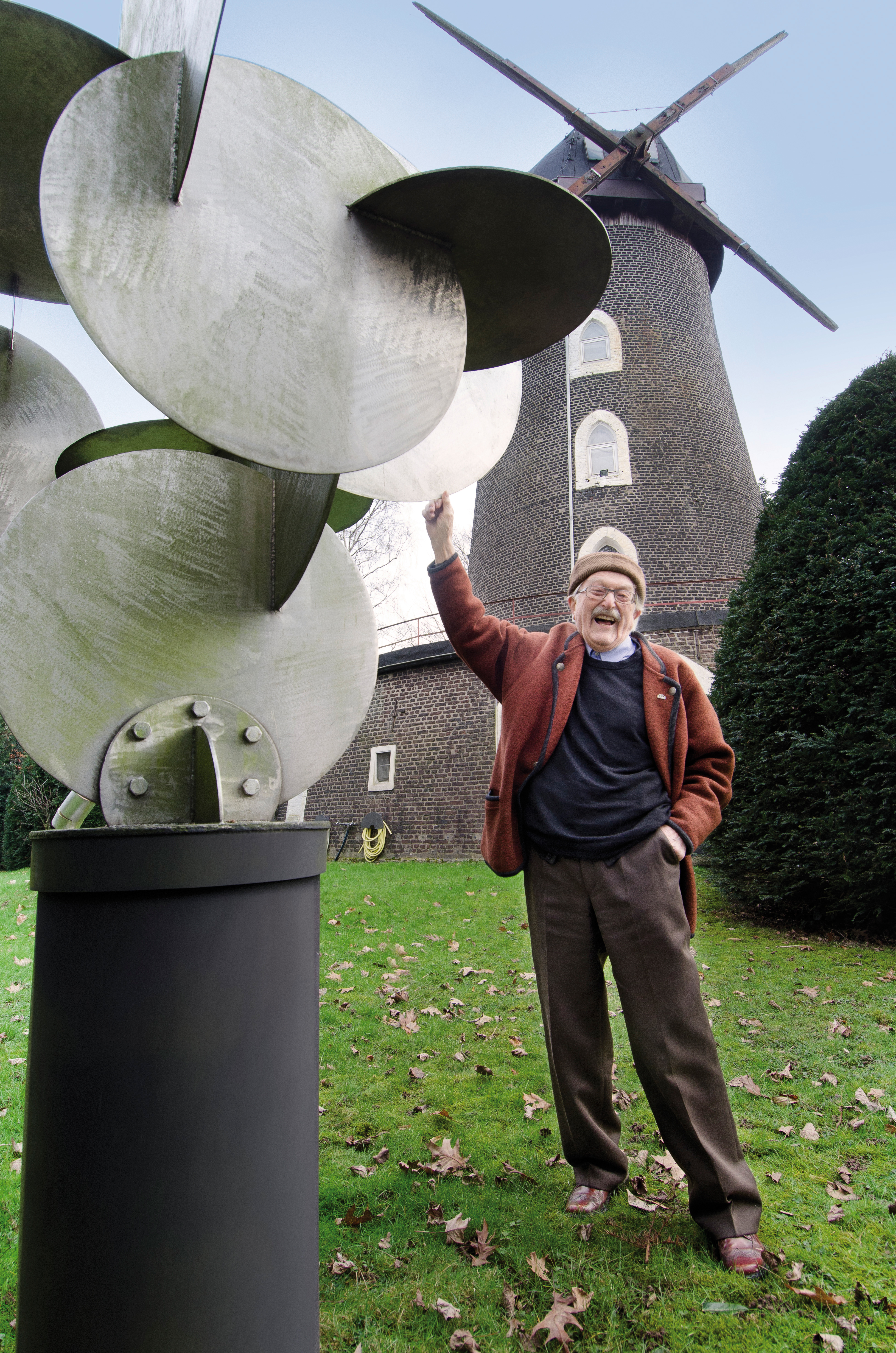 Will Brüll: Auch mit 92 immer noch so beweglich wie seine Großplastiken aus Edelstahl. Foto: Andreas Salmon