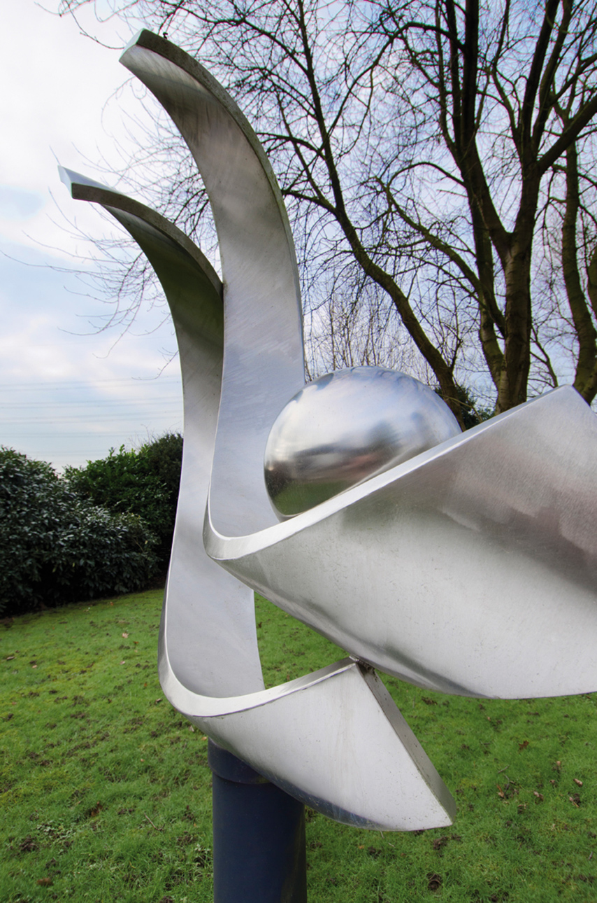 Will Brülls Großplastiken und Skulpturen: Im Werkstoff Edelstahl hat der Bildhauer seine künstlerische Ausdruckskraft gefunden. Foto: Andreas Salmon