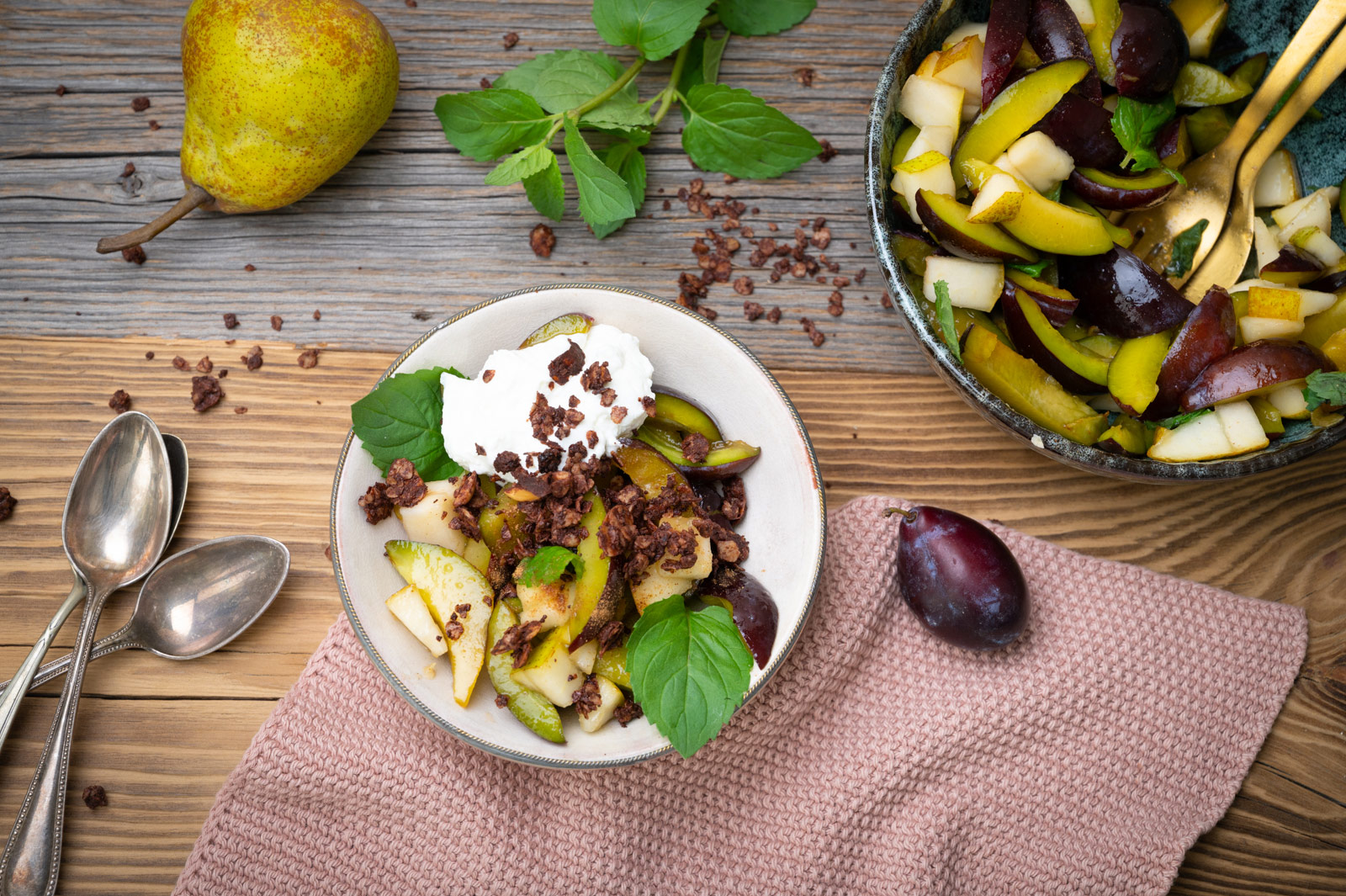 Birnen-Pflaumen-Salat mit Schoko-Nuss-Crunch