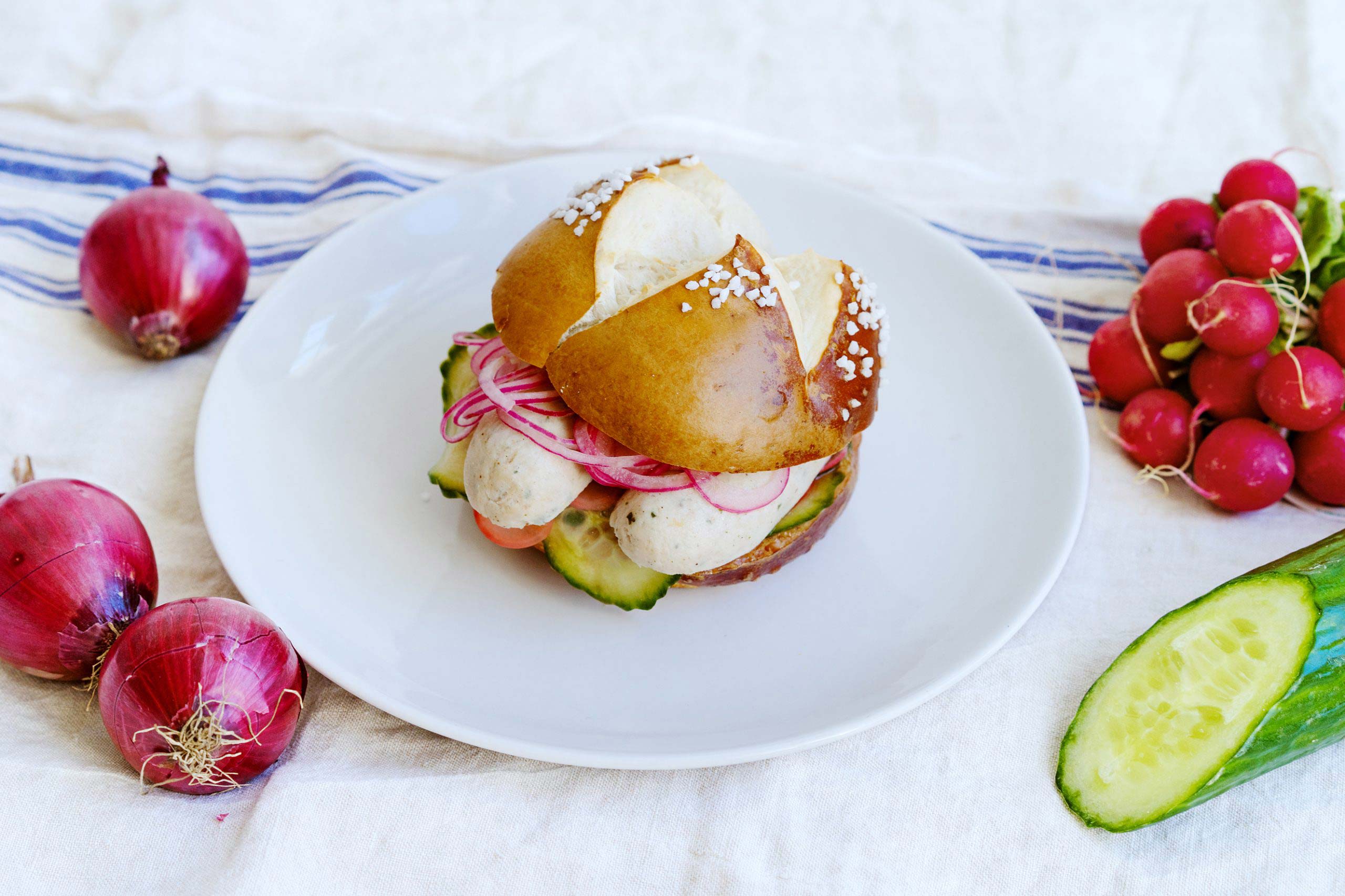 Weißwurst-Sandwich mit eingelegtem Gemüse und süßem Senf Weißwurst-Sandwich mit eingelegtem Gemüse und süßem Senf