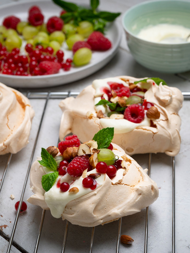 Mini-Pavlova Mit Frischen Beeren